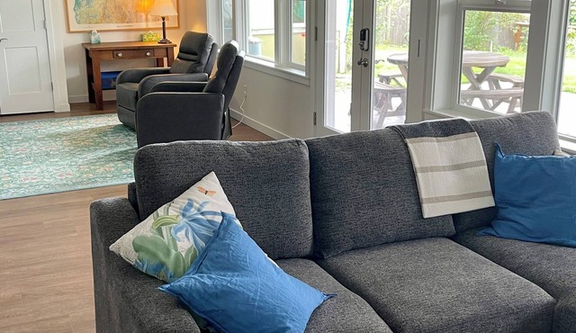 Go Ducks: entire home/apartment w/private entrance, patio, and beautiful view