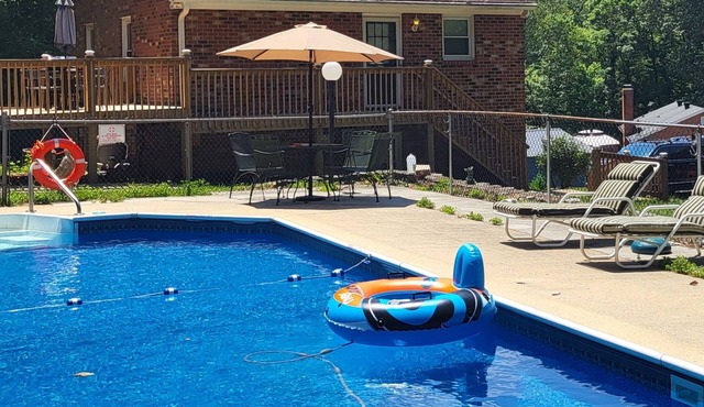 Go for a swim! 2-bedroom guest house, near colleges pet friendly.