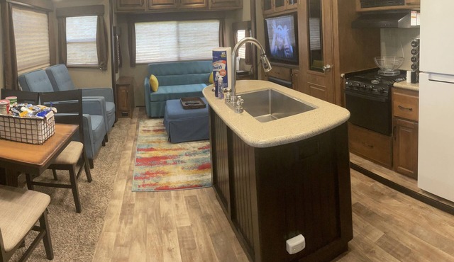 Go Glamping! Waterfront Lake Conroe, Luxury RV, just bring suitcase