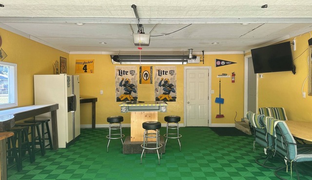 Go Pack 1090 steps from Lambeau entrance - Heated Garage