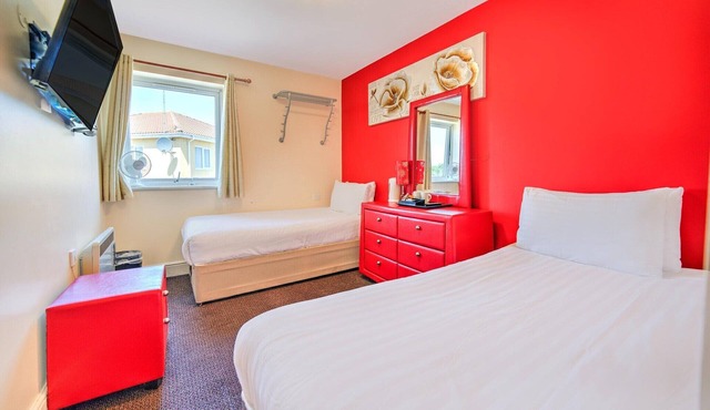 GO2 Gloucester Hotel by OYO | Standard Twin