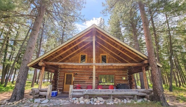 Goat Wall Cabin: log cabin retreat on the meadow