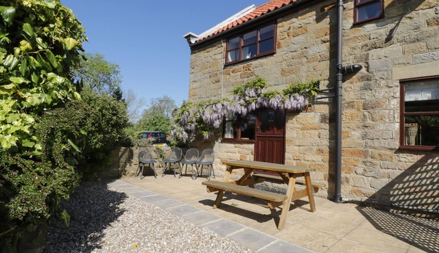 GOATHLAND COTTAGE, family friendly, with a garden in Ruswarp
