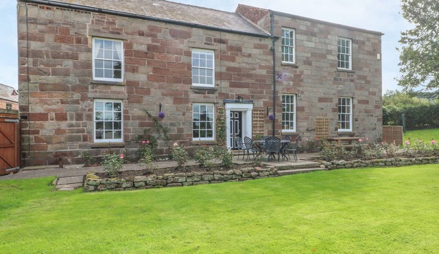 GODSCROFT HALL, family friendly, with a garden in Frodsham