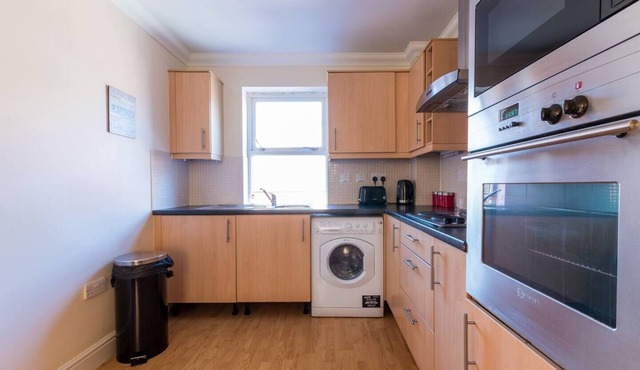 Godwin Court - 2 Bedroom Homely Apartment Sleeps 6
