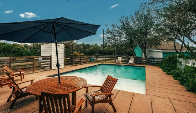 Going CoConuts - cottage by the pool. dog friendly