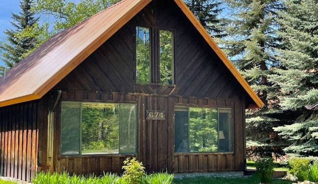 Going to the Sun Getaway ~ Located in West Glacier, Minutes from park entrance.