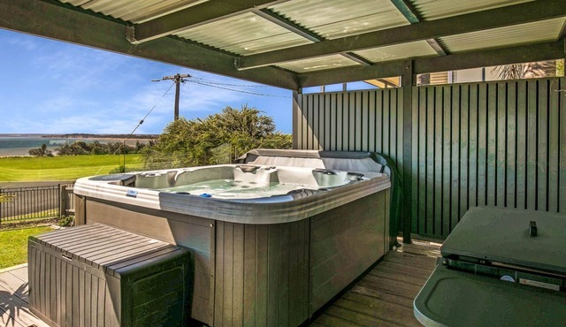 Goku's Shack - Rural and water views with a spa