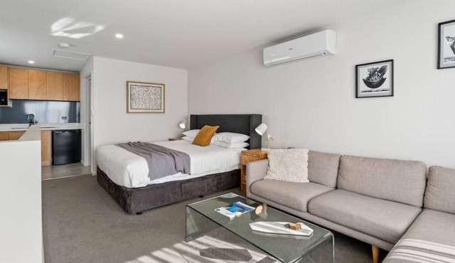 GOL001 · Elegant studio - walk to CBD. Perfect for workers