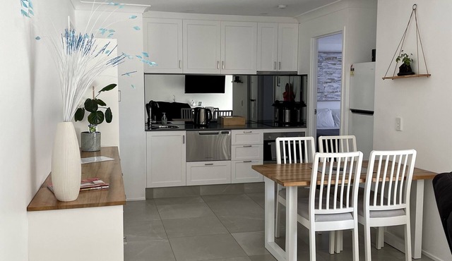 Gold Coast Comfort – Stylish 1-Bedroom Retreat Near Beaches, Cafés & Lake