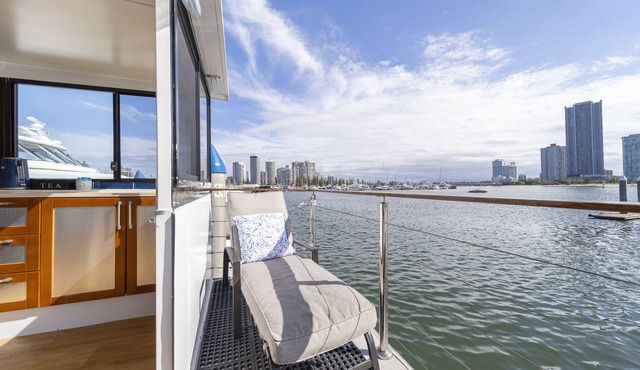 Gold Coast Floating Home, Beach, Restaurants, Pets