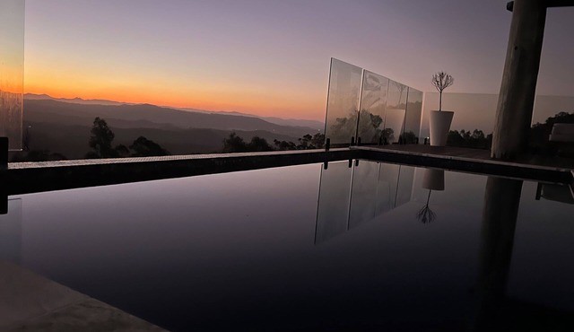 Gold Coast Hinterland Retreat | Sleeps 10 | Heated Infinity Pool | Fireplace