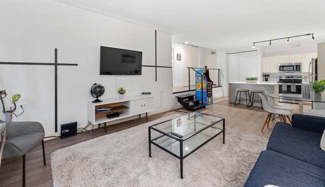 Gold Coast Luxury Condo w/ Rooftop Pool