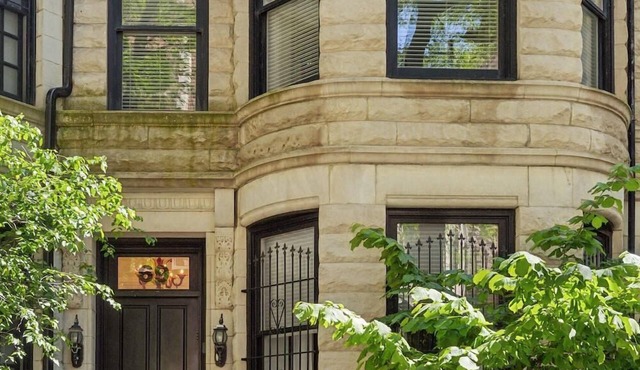 Gold Coast Villa next to Oak Street Beach