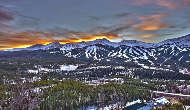 Gold Flake Terrace Apartment: Great Location, Mountain Views!