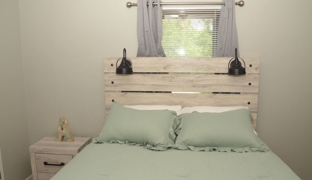 Gold Leaf Getaway: Cozy 2-bd apt in quaint Daleville, Streaming, WiFi, Near Base