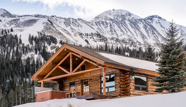 "Gold Rush" Cowboy Heaven Cabin w/Loft on Ski Slope, Hot Tub, Views, Privacy