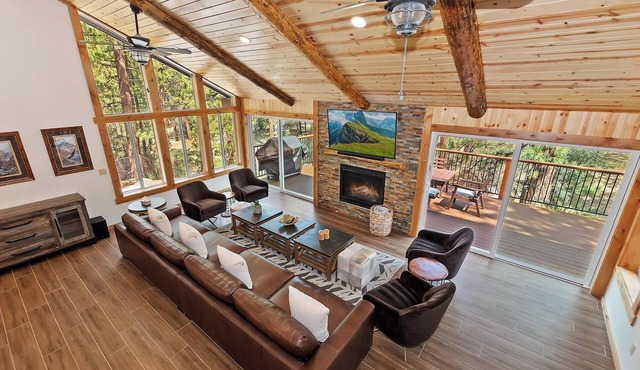 Gold Rush Lodge: Exceptional Location in Big Bear's Eagle Mountain Estates! Luxury 5 En Suite Bedrooms! EV Charger! Pet Friendly!