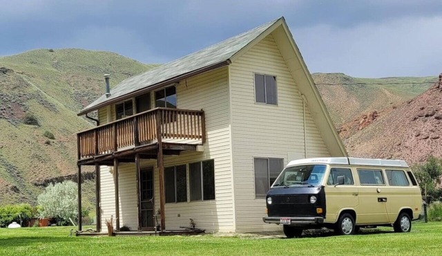 Goldbug Hot Springs Getaway, Cozy Cabin Great for Hot Springs, Fishing & Hunting!