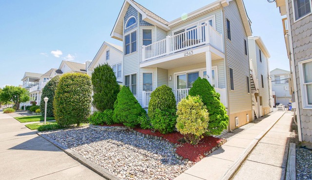 Goldcoast-Steps to Beach 2nd Flr-3 bedrm/2 bths, Prvt Rooftop Dck w/Ocean Views!