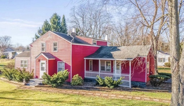 Golden Retreat | Near Downtown Ypsilanti