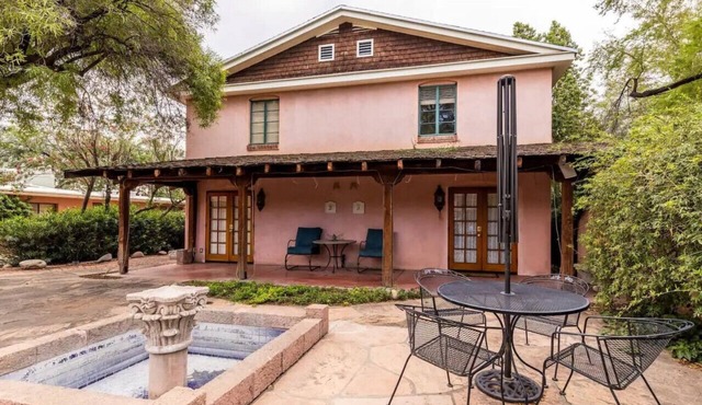 Golden 4BR – UofA & DT Stay, Your Spring Retreat!