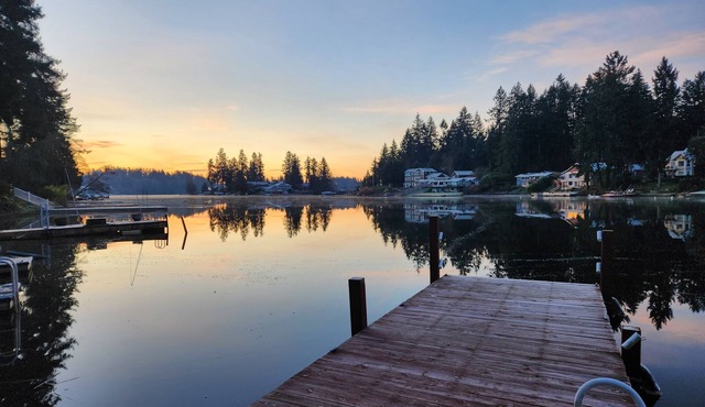 Golden Accents on Long Lake- Kayaks & Paddle boards included
