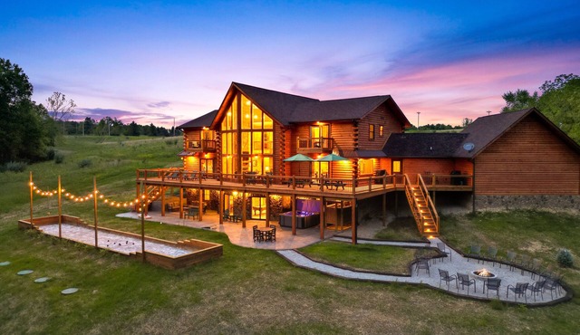 Golden Acres Lodge - 40 acres, trails, theater, pond, bocce, hot tub, starlink