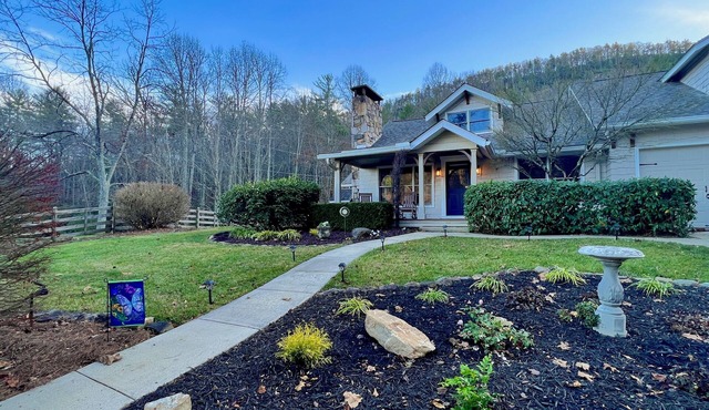 Golden Acres Ranch Hot Tub,Game Room, Creek & Mtn View. 8m from DT Highlands