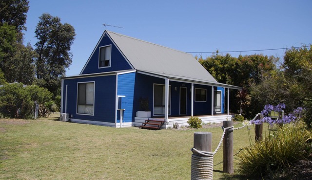 Golden Beachhouse - 5 mins from 90mile beach and shops
