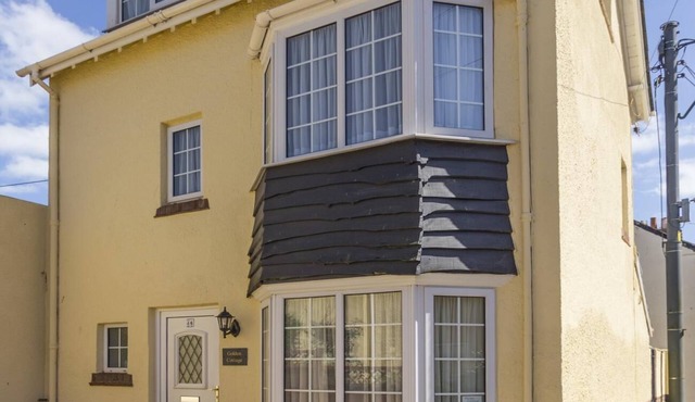 Golden Cottage - Town Centre, near Beach with Free Parking and WiFi