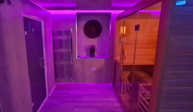 Golden crown spa suite - the queens landing - sleeps 4 guests in 1 bedroom