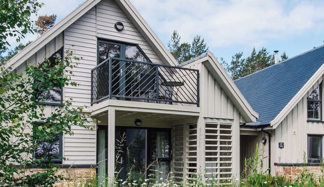 GOLDEN EAGLE LODGE, pet friendly, luxury holiday cottage in Aviemore