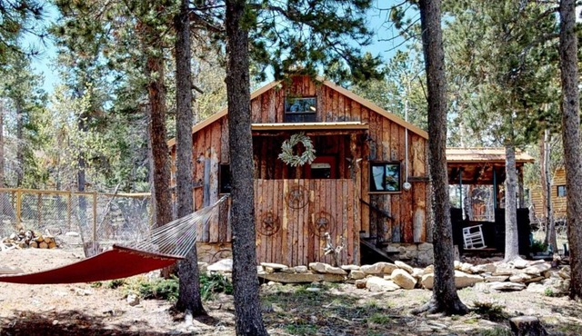 Golden, Eldora. Lil Frying Pan Cabin Pets Welcome