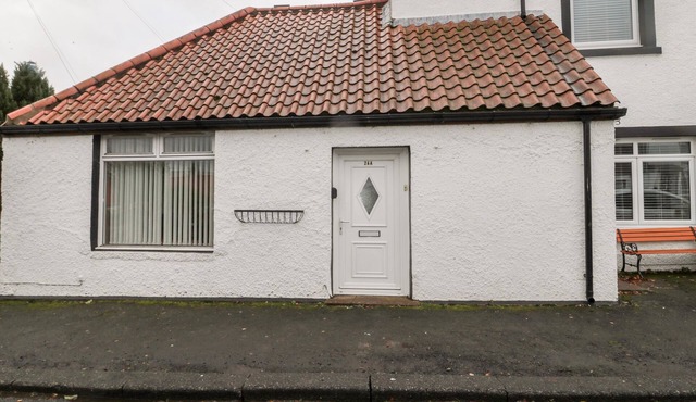 GOLDEN FLEECE COTTAGE, family friendly in Lowick