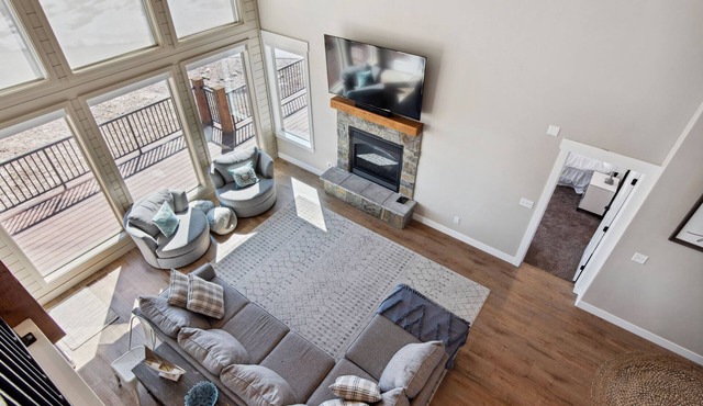 Golden Gable Lodge (Sleeps 19)