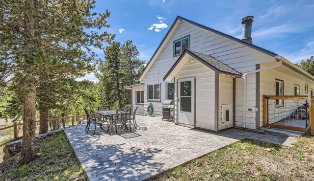 Golden Gate Getaway - 4-Bed, 2-Bath Mountain Home