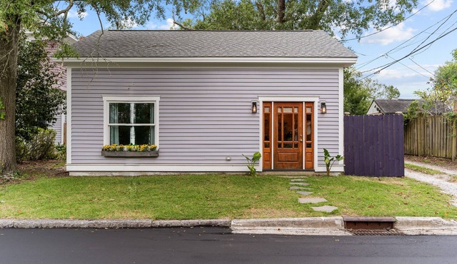 Golden Girls Cottage in Historic Mansion District