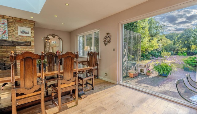 GOLDEN GLOW NEST, Rustic Charm Meets Modern Living (1 King Private Room)