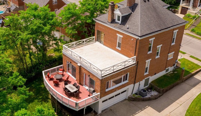 Golden Goose Huge 5+ BR 3 bath 3 Miles to Cincy