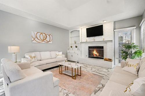 Golden Haven Stylish 5BR Modern Home 4 Baths