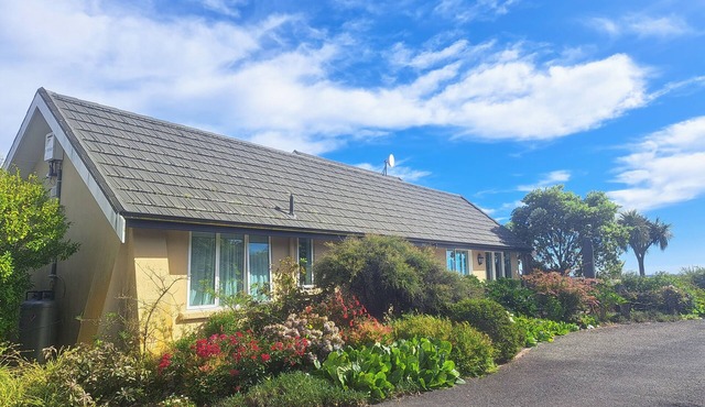 Golden Hills Farm Cottage, Stunning Views and a Swimming Pool