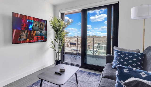 Golden Horizon Luxe Comfort & Iconic City Views