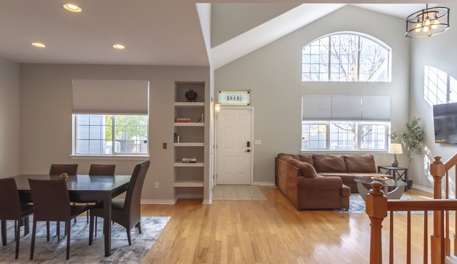 Golden Hour House - 2 primary bedrooms & garage