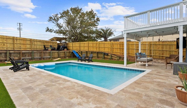 Golden Hour Retreat | Pool, Golf Cart, Walk to Beach, 1 Mile to World Famous Tootsie's, Sleeps 14!