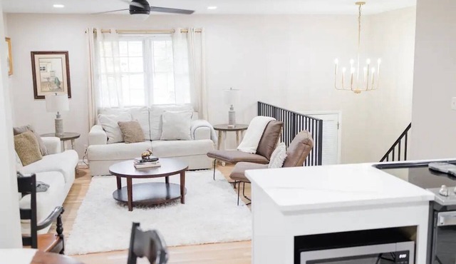 Golden House: Sleeps 12 Cozy + Modern - close to UK, Summit + Keeneland!