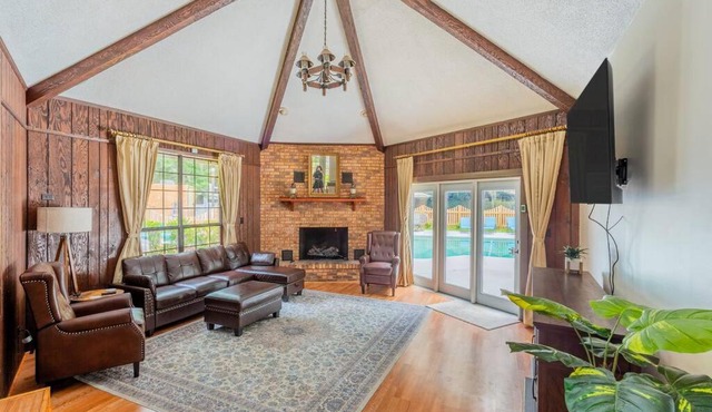 Golden Isles Lrge Home- Huge Pool, Hot Tub, Game Rm