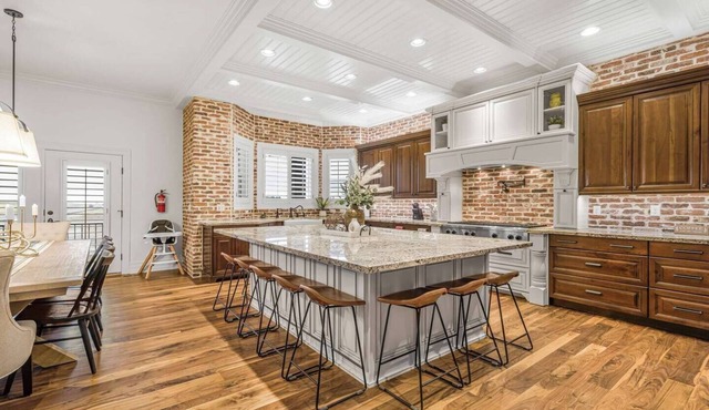 Golden Leaf Lodge Sleeps 25 Near Yellowstone