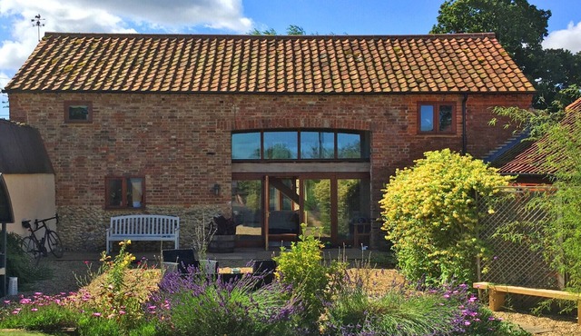 Golden Lion Barn - Three Bedroom House, Sleeps 6