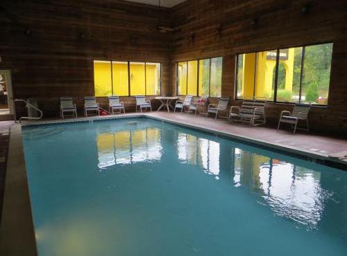 Golden Manor Inn & Suites